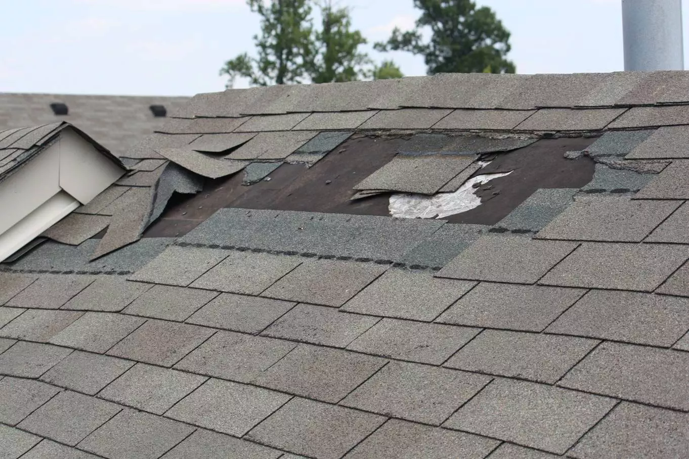 Don’t Overlook These Signs That Your Home Needs Roof Repair!